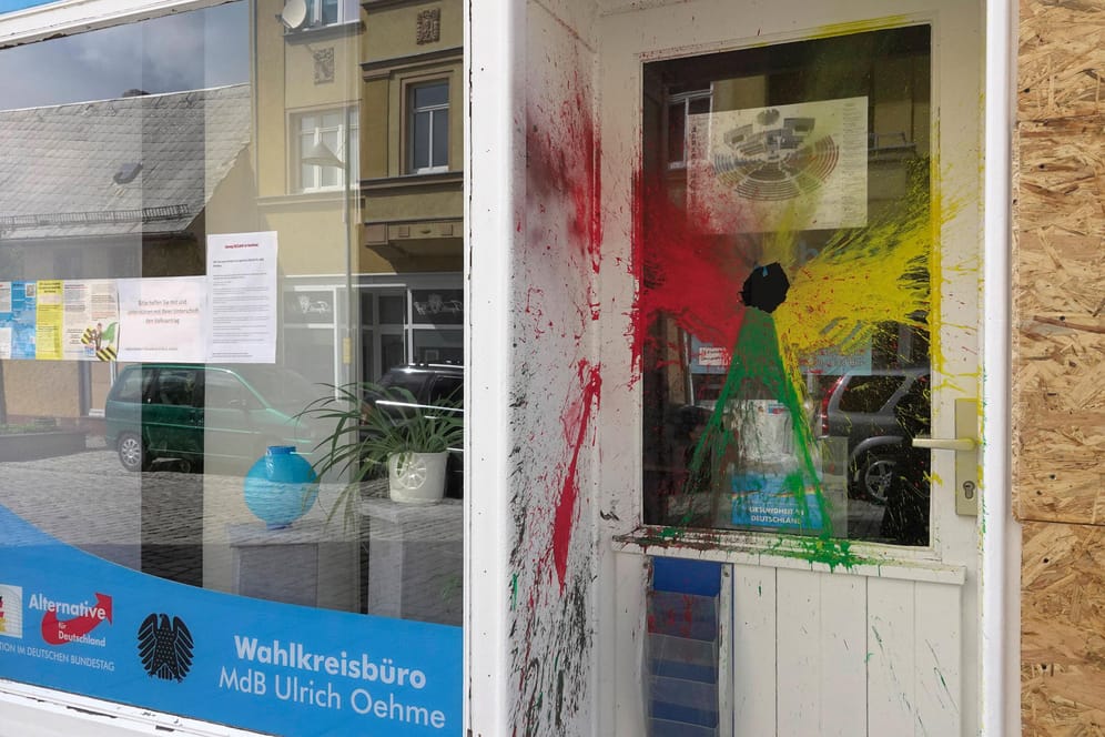 Das Parteibüro der AfD in Limbach-Oberfrohna wurde im Mai 2020 Ziel von Farbbeuteln und Pyrotechnik: Die Zahl von Angriffen auf Parteivertreter ist 2020 gestiegen.
