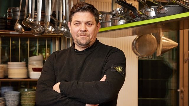 Fernsehkoch Tim Mälzer in der Küche seines Restaurants "Die Gute Botschaft".