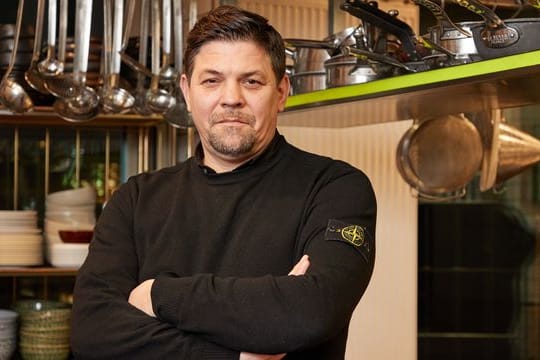 Fernsehkoch Tim Mälzer in der Küche seines Restaurants "Die Gute Botschaft".