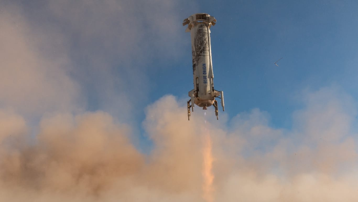 Ein Ticket für einen Flug ins All mit New Shepard soll zwischen 200.000 und 300.000 Dollar kosten. Die Kapsel der Rakete, die Platz für sechs Personen bietet, soll zudem auch für wissenschaftliche Experimente genutzt werden können.