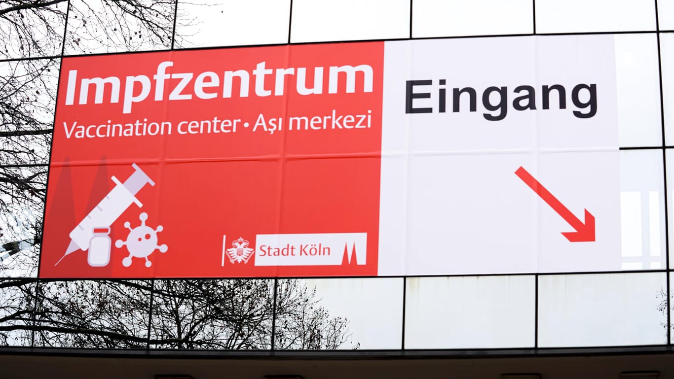 Hinweisschild vor dem Impfzentrum der Stadt Köln: Es befindet sich auf dem Gelände der Kölnmesse.