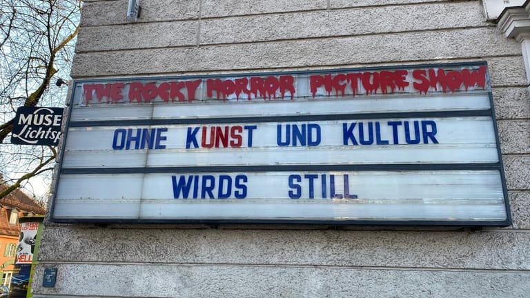 "Ohne Kunst und Kultur wird's still": Dieses Schild hängt über dem Eingang des Museums Lichtspiele.