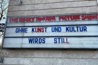 "Ohne Kunst und Kultur wird's still": Dieses Schild hängt über dem Eingang des Museums Lichtspiele.