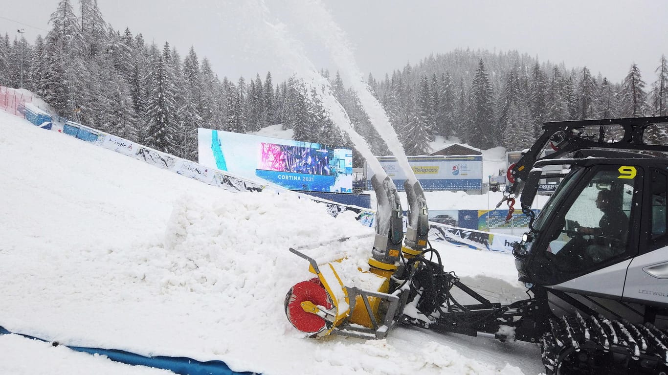 Ski-WM-Stadion in Cortina d'Ampezzo: Der starke Schneefall macht den Organisatoren Probleme.