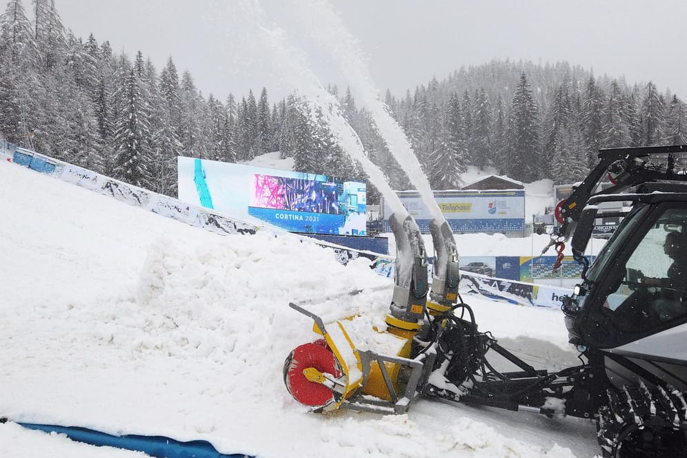 Ski-WM-Stadion in Cortina d'Ampezzo: Der starke Schneefall macht den Organisatoren Probleme.