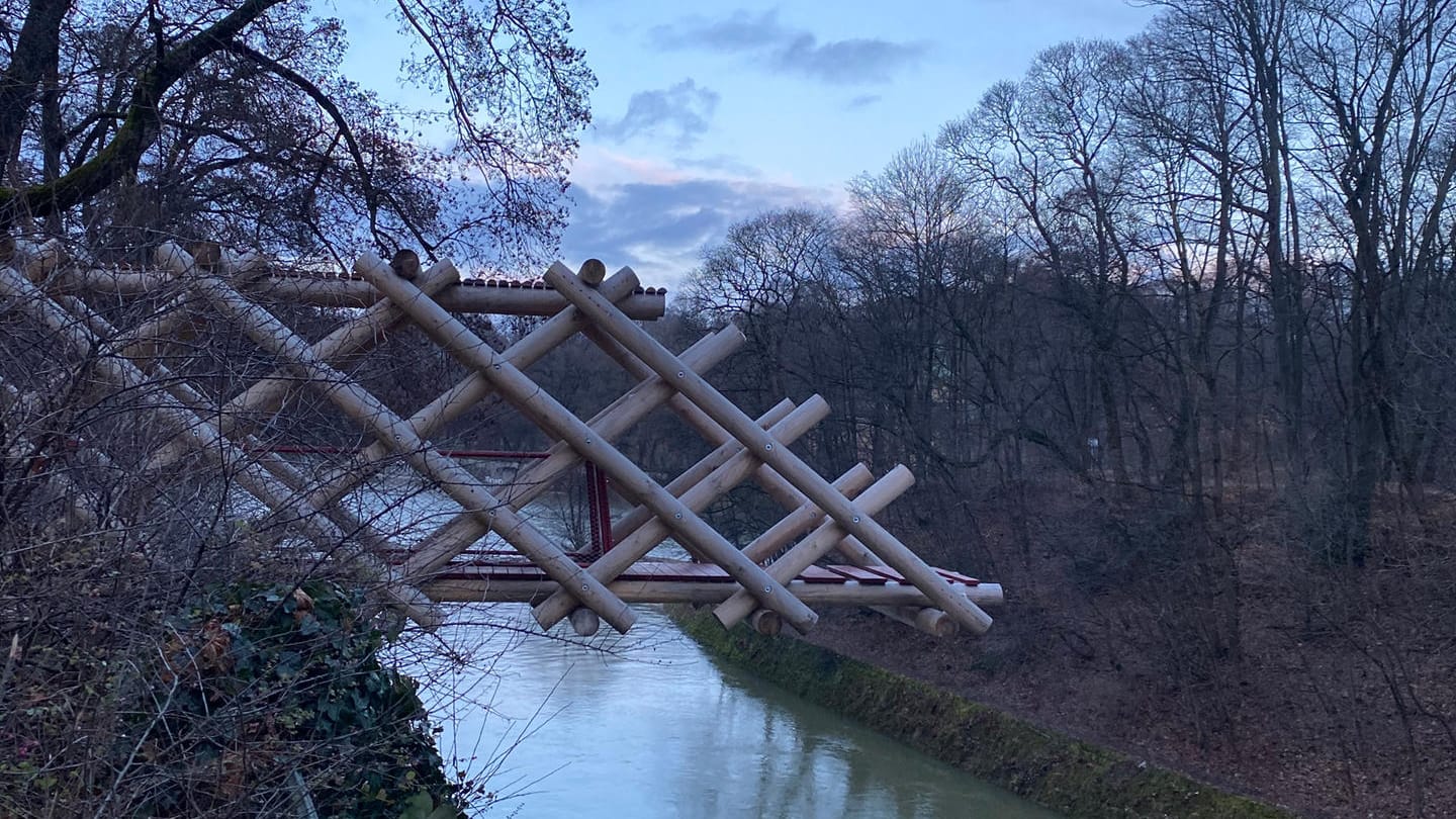 Holzbrücke an der Isar: Sie wird auch als schwebende Brücke bezeichnet.