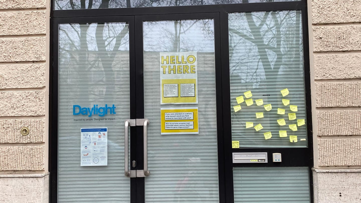 Post-its hängen an einer Tür: Die Agentur Daylight bittet, besondere Fragen zu beantworten.