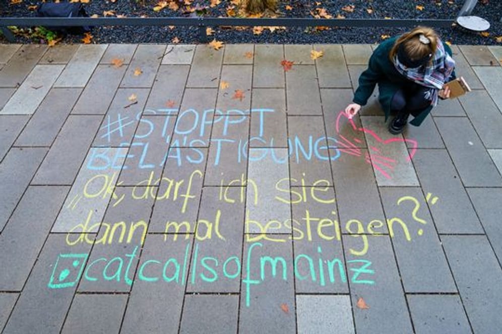 Frauen aus Hessen und Rheinland-Pfalz kämpfen gegen verbale sexuelle Belästigung: Sie schreiben die anzüglichen Kommentare in großen Kreidelettern genau da, zum Beispiel auf die Straße oder den Bürgersteig, wo sie passiert sind.