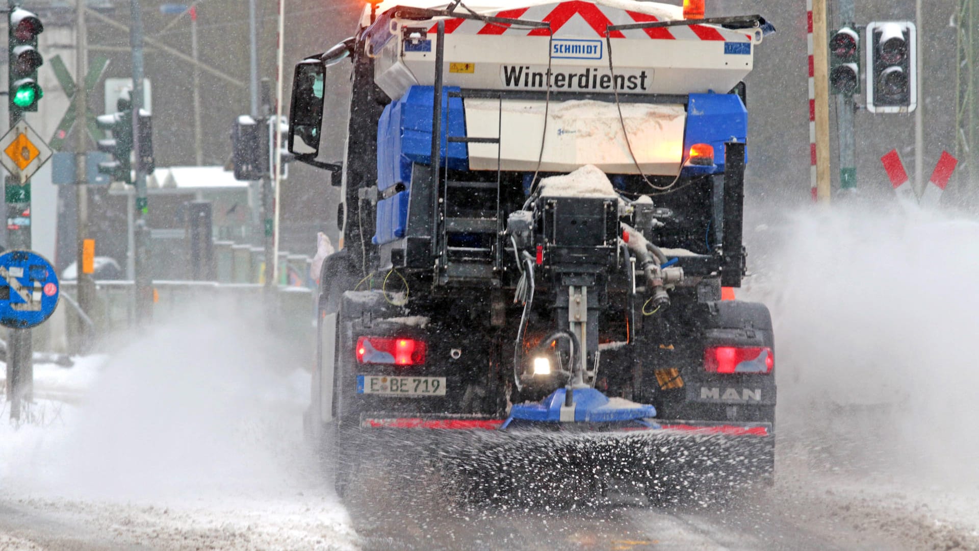 Ein Räumfahrzeug ist im Einsatz in Essen: Wegen des Winterwetters fahren in mehreren Städten in Nordrhein-Westfalen keine Busse. Ein Räumfahrzeug ist im Einsatz in Essen: Wegen des Winterwetters fahren in mehreren Städten in Nordrhein-Westfalen keine Busse.