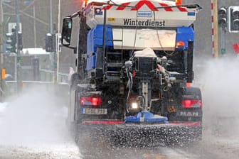 Ein Räumfahrzeug ist im Einsatz in Essen: Wegen des Winterwetters fahren in mehreren Städten in Nordrhein-Westfalen keine Busse.