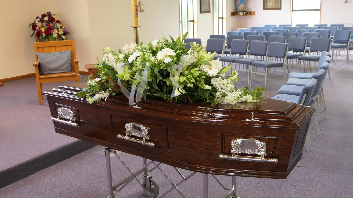 Beerdigungen in der Corona-Krise: Grundsätzlich finden in der Pandemie sowohl Erd- als auch Feuerbestattungen statt.