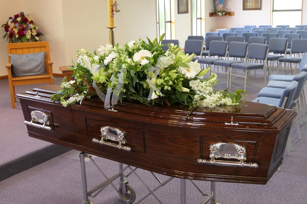 Beerdigungen in der Corona-Krise: Grundsätzlich finden in der Pandemie sowohl Erd- als auch Feuerbestattungen statt.