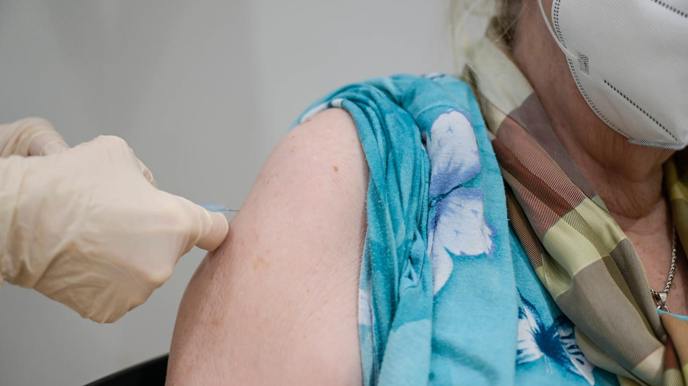 Corona-Impfung: Alte Menschen und Gesundheitspersonal zählen zur Impfgruppe mit der höchsten Priorität.