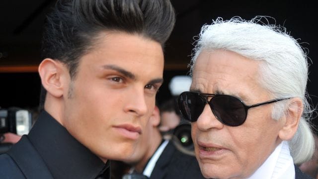 Modeschöpfer Karl Lagerfeld (r) und das damalige Topmodel Baptiste Giabiconi 2010 in Offenburg.