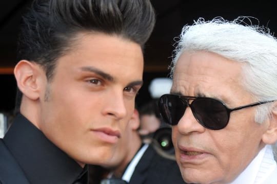 Modeschöpfer Karl Lagerfeld (r) und das damalige Topmodel Baptiste Giabiconi 2010 in Offenburg.