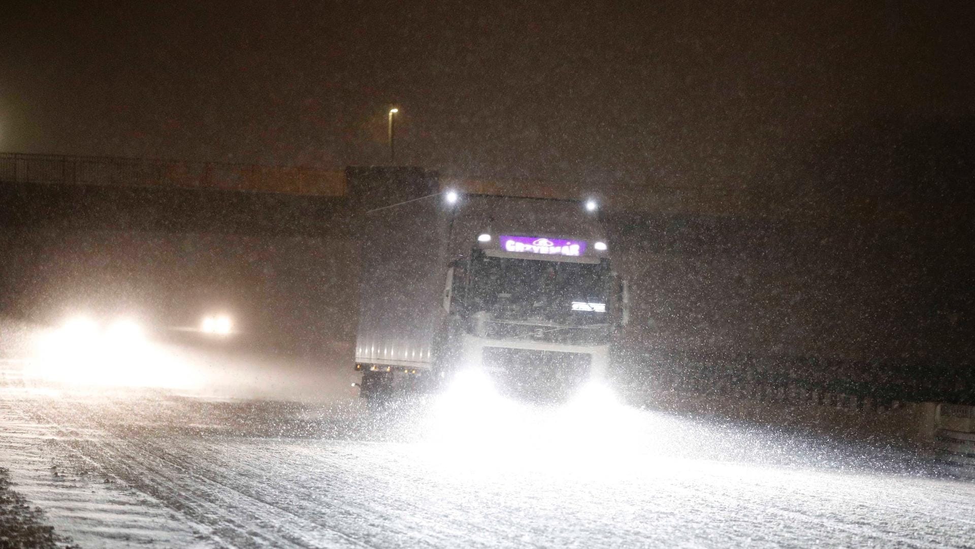 Schneechaos auf den Straßen (Symbolbild): Bei Nürnberg wurden mehrere Autos eingeschneit. Schneechaos auf den Straßen (Symbolbild): Bei Nürnberg wurden mehrere Autos eingeschneit.