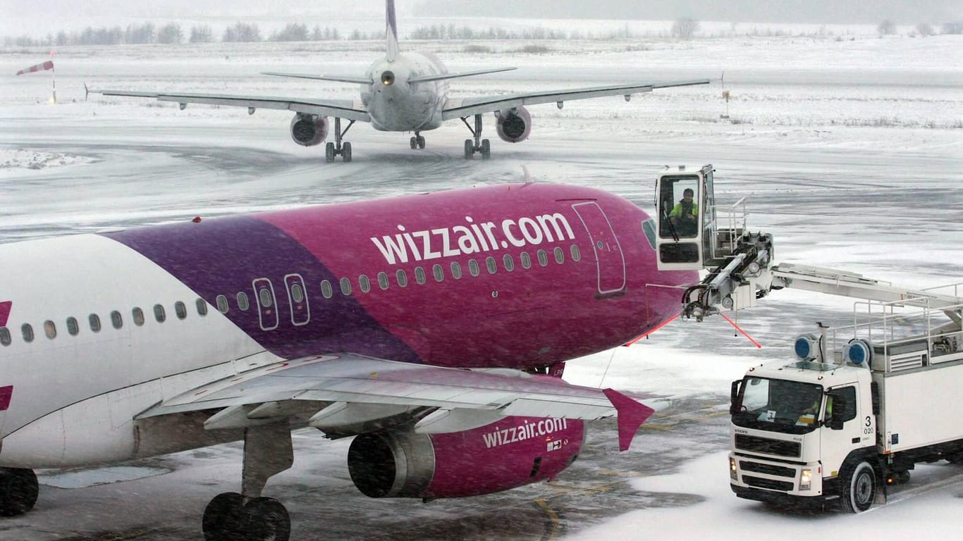 Schneetreiben am Flughafen Dortmund (Archivbild): Der Flugverkehr wurde vorübergehend eingestellt.
