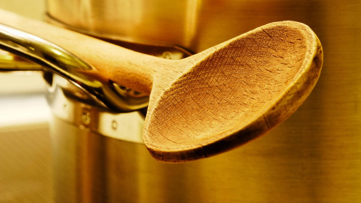 Kochtopf: Auch als Ablage kann der Griff eines Kochtopfs genutzt werden, wenn er entsprechend geformt ist.