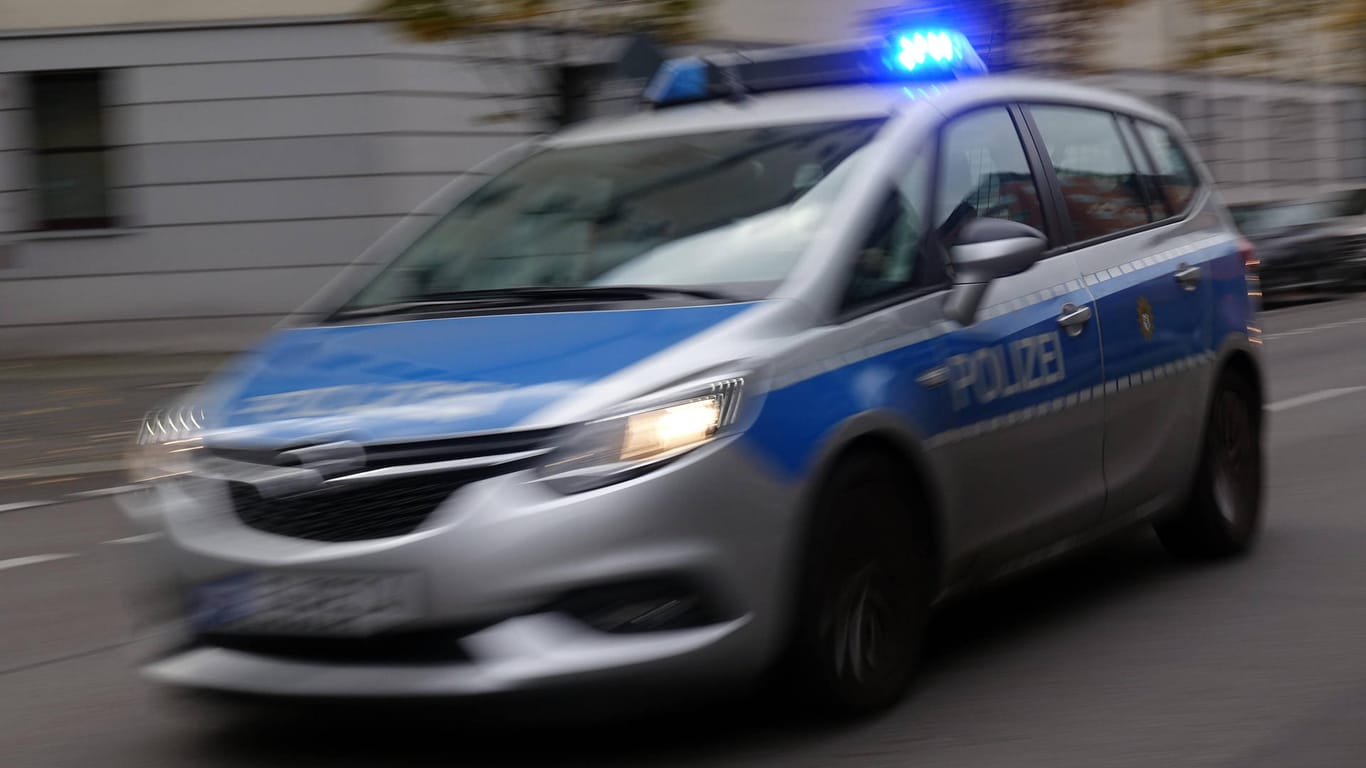 Streifenwagen der Polizei im Einsatz: In Spandau ist ein bewaffneter Jugendlicher aufgegriffen worden.