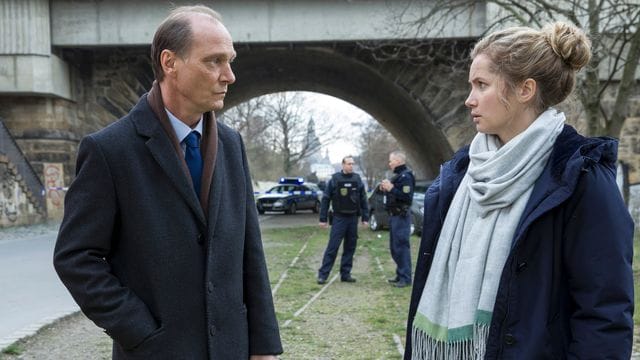 Peter Michael Schnabel (Martin Brambach) und Leo Winkler (Cornelia Gröschel) am Tatort an den Elbbrücken.