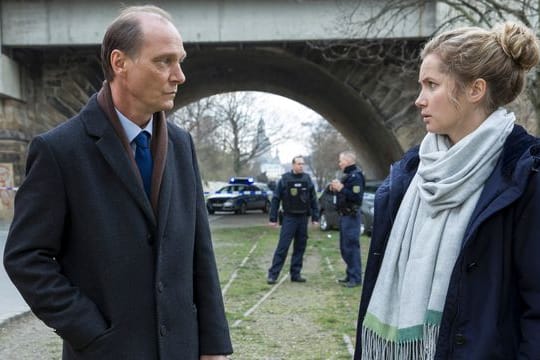 Peter Michael Schnabel (Martin Brambach) und Leo Winkler (Cornelia Gröschel) am Tatort an den Elbbrücken.