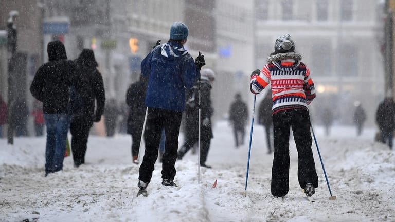 Ski-Langläufer in der Innenstadt von Erfurt: Deutschland erlebt einen heftigen Wintereinbruch. Ist das noch normales Winterwetter oder schon eine Folge der Klimakrise?