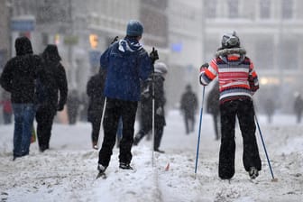 Ski-Langläufer in der Innenstadt von Erfurt: Deutschland erlebt einen heftigen Wintereinbruch. Ist das noch normales Winterwetter oder schon eine Folge der Klimakrise?
