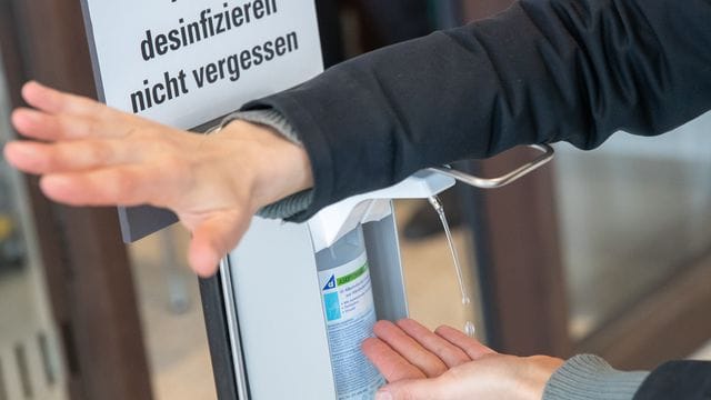 Spender mit Desinfektionsmittel befinden sich häufig auf Augenhöhe kleiner Kinder. Spender mit Desinfektionsmittel befinden sich häufig auf Augenhöhe kleiner Kinder.