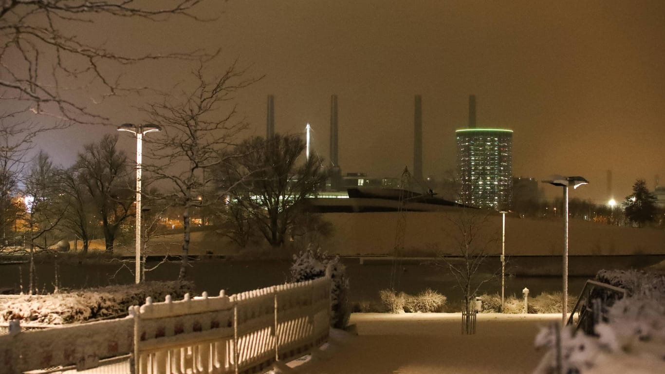 Blick auf die verschneite Autostadt: In Wolfsburg wurde der Nahverkehr eingestellt.