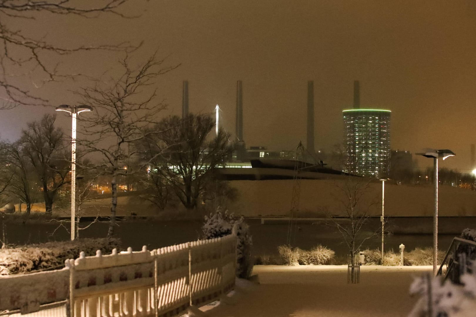 Blick auf die verschneite Autostadt: In Wolfsburg wurde der Nahverkehr eingestellt.