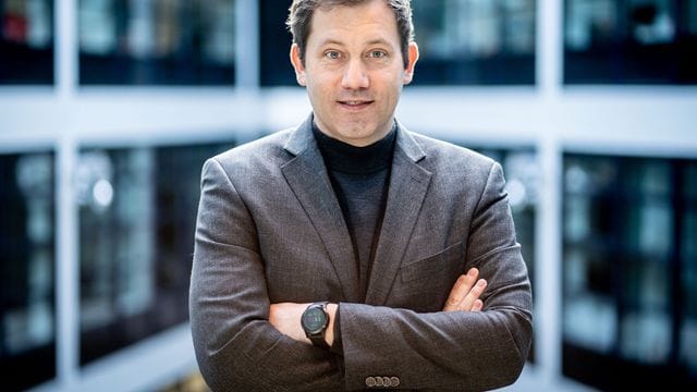 "Es wäre ein stärkeres Signal, wenn dieses Spiel verschoben worden wäre oder gar ausgefallen wäre", sagte SPD-Generalsekretär Lars Klingbeil. "Es wäre ein stärkeres Signal, wenn dieses Spiel verschoben worden wäre oder gar ausgefallen wäre", sagte SPD-Generalsekretär Lars Klingbeil.
