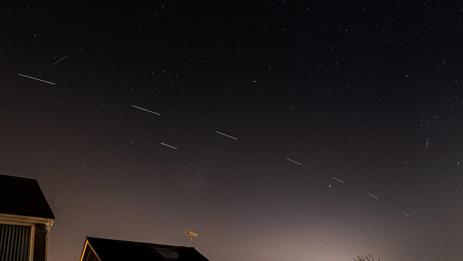 Ein Schwarm von Starlink-Satelliten ist am Nachhimmel über Südengland mit dem bloßen Auge zu erkennen. In Großbritannien befindet sich Musks Satelliten-Internet bereits in der Testphase. Ein Starterpaket koset rund 500 Euro. Hierzulande soll auch die Telekom Interesse an der Technologie haben.