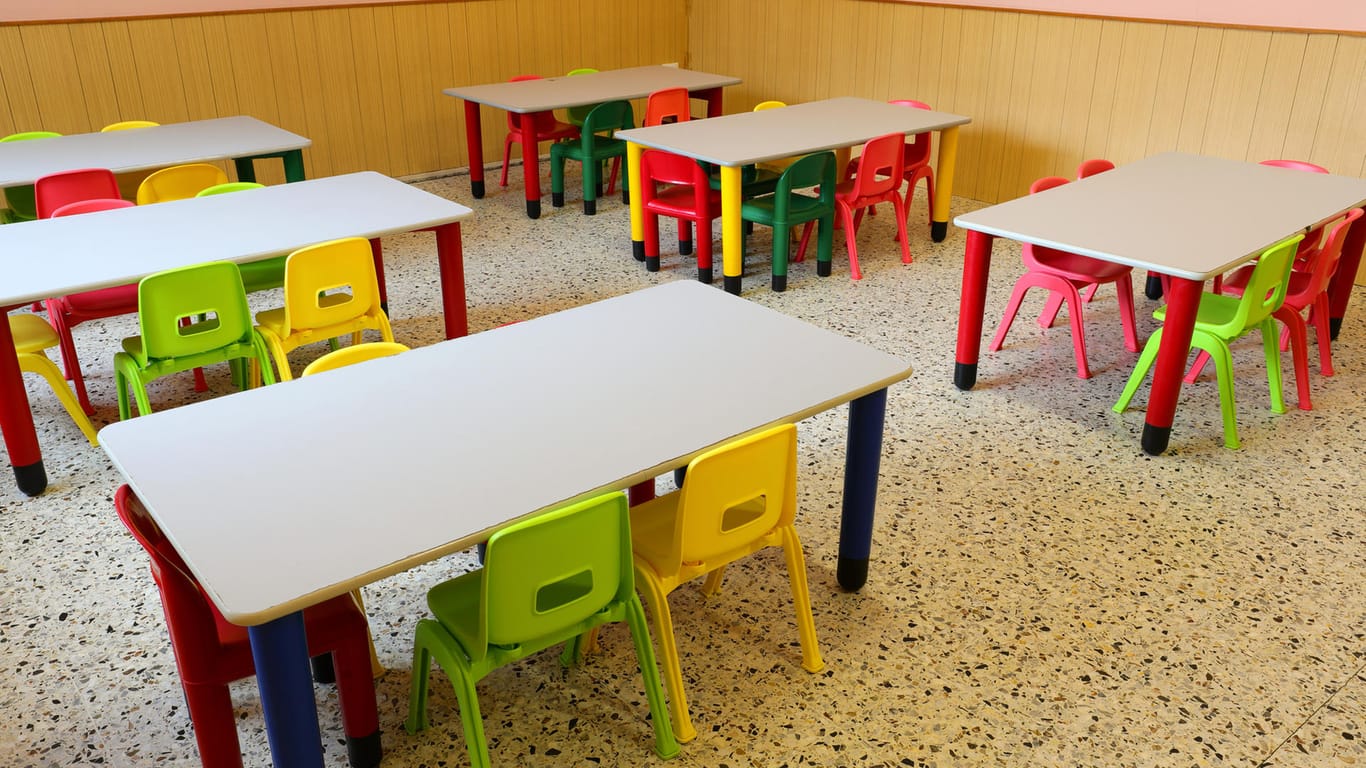 Leeres Klassenzimmer: Laut Jens Spahn sollten Schulen und Kitas zuerst öffnen.