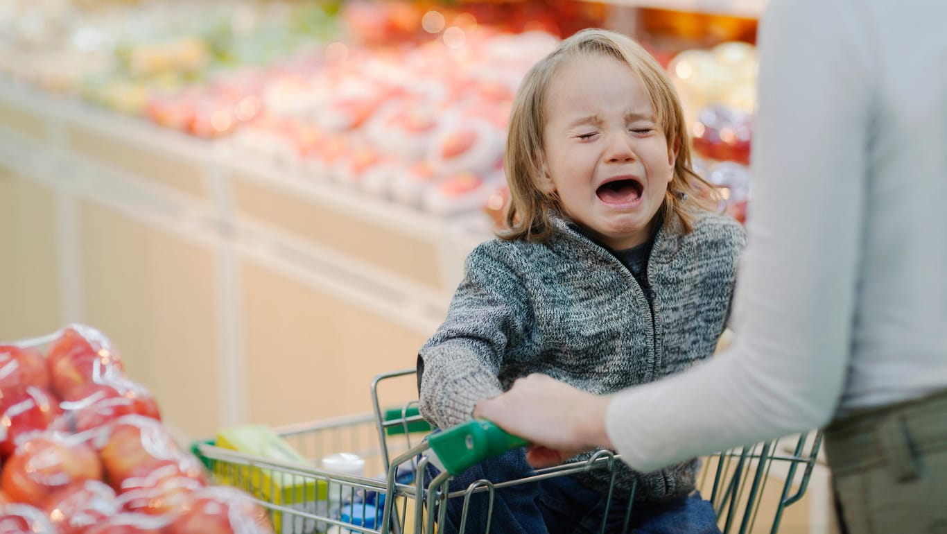Weinendes Kind: Eltern sollten ihre Kinder in das Einkaufen im Supermarkt einbeziehen. So wird auch Langeweile und Gebrüll vorgebeugt.