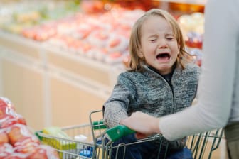 Weinendes Kind: Eltern sollten ihre Kinder in das Einkaufen im Supermarkt einbeziehen. So wird auch Langeweile und Gebrüll vorgebeugt.