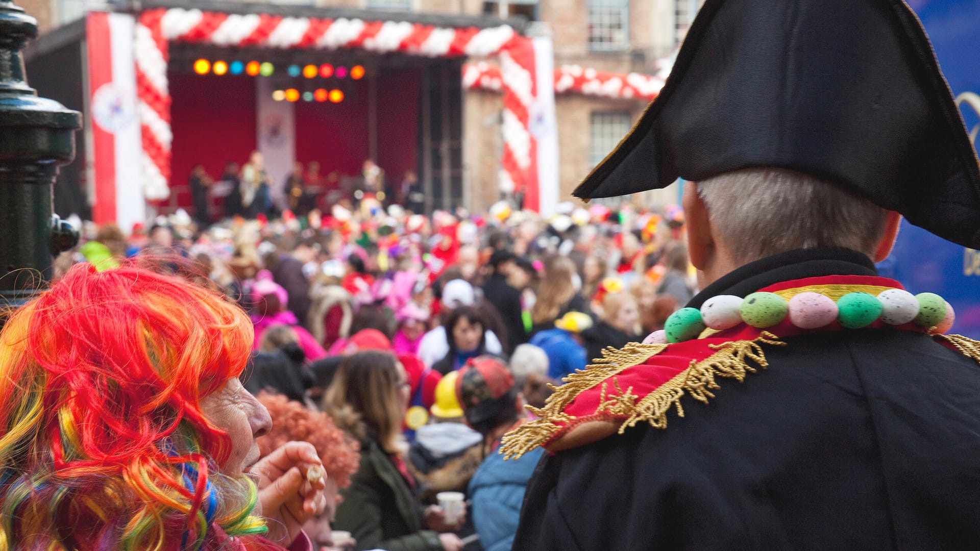 Karneval vor dem Düsseldorfer Rathaus: In diesem Jahr fällt der Straßenkarneval in Düsseldorf aus.