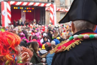 Karneval vor dem Düsseldorfer Rathaus: In diesem Jahr fällt der Straßenkarneval in Düsseldorf aus.