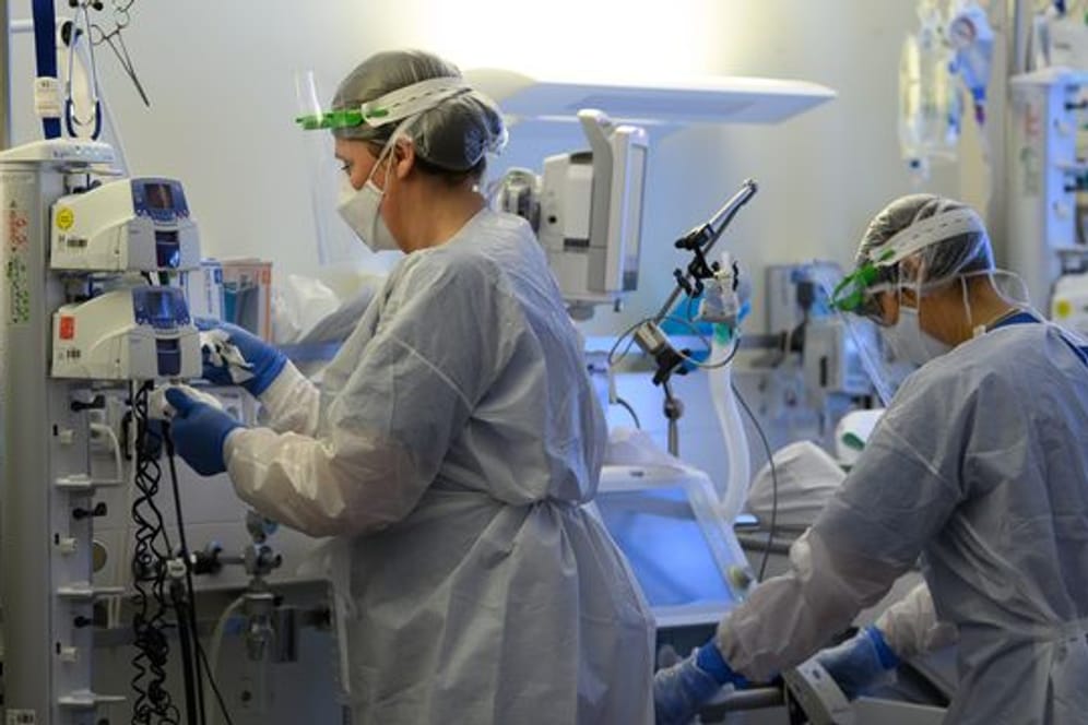 Intensivpflegerinnen in Schutzkleidungen auf einer Covid-19 Intensivstation in Sachsen.