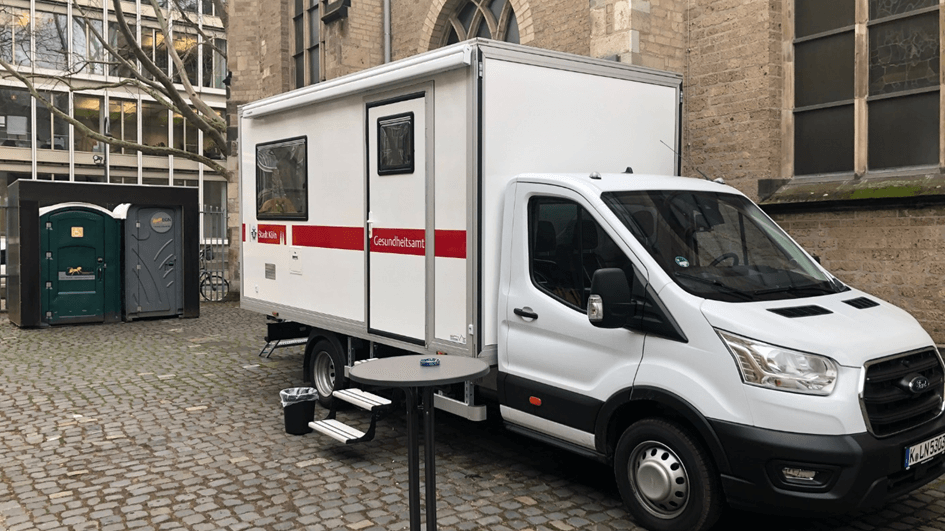 Je ein Beratungsbus und ein Konsumbus stehen am Cäcilienhof: Hier finden Suchtkranke Hilfe. Je ein Beratungsbus und ein Konsumbus stehen am Cäcilienhof: Hier finden Suchtkranke Hilfe.