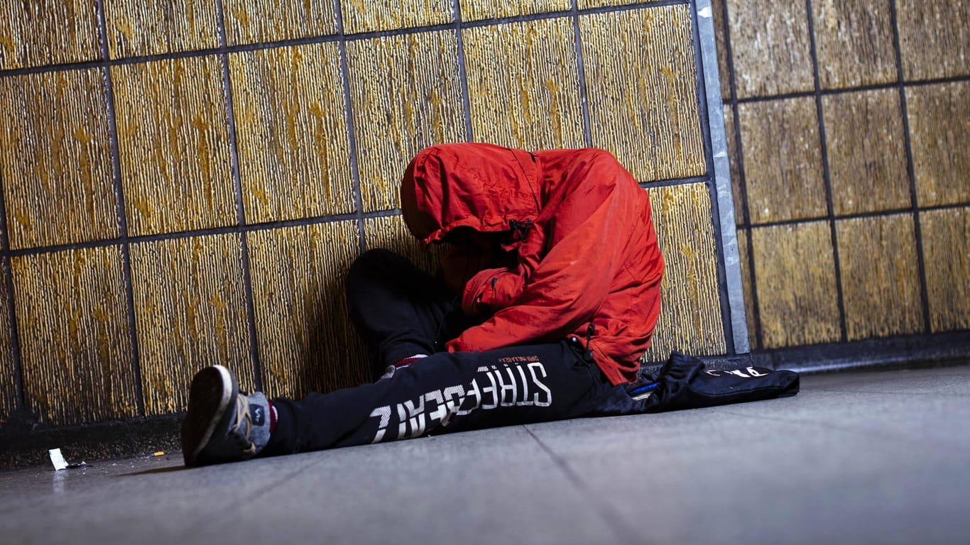 Ein Obdachloser in einer Kölner U-Bahnstation (Symbolbild): Bei vielen führt die Wohnungslosigkeit in die Alkohol- oder Drogenabhängigkeit.