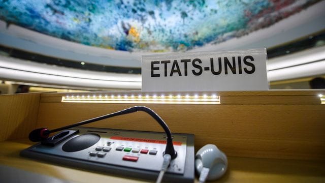 Das Namensschild der USA (französisch "Etats-Unis") hängt am leeren Platz des US-Delegierten während der 38. Das Namensschild der USA (französisch "Etats-Unis") hängt am leeren Platz des US-Delegierten während der 38.