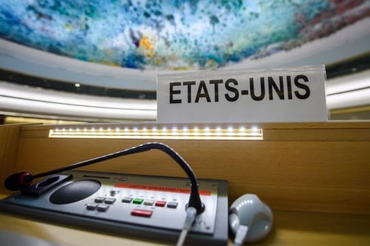 Das Namensschild der USA (französisch "Etats-Unis") hängt am leeren Platz des US-Delegierten während der 38.