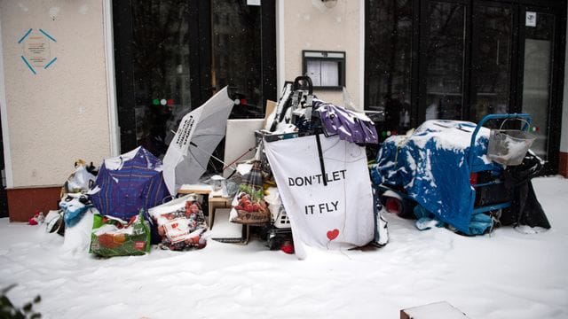 Die Habseligkeiten eines Obdachlosen liegen vor einem Eingang: Trotz der extremen Wetterbedingungen meiden viele obdachlose Menschen die Notunterkünfte.