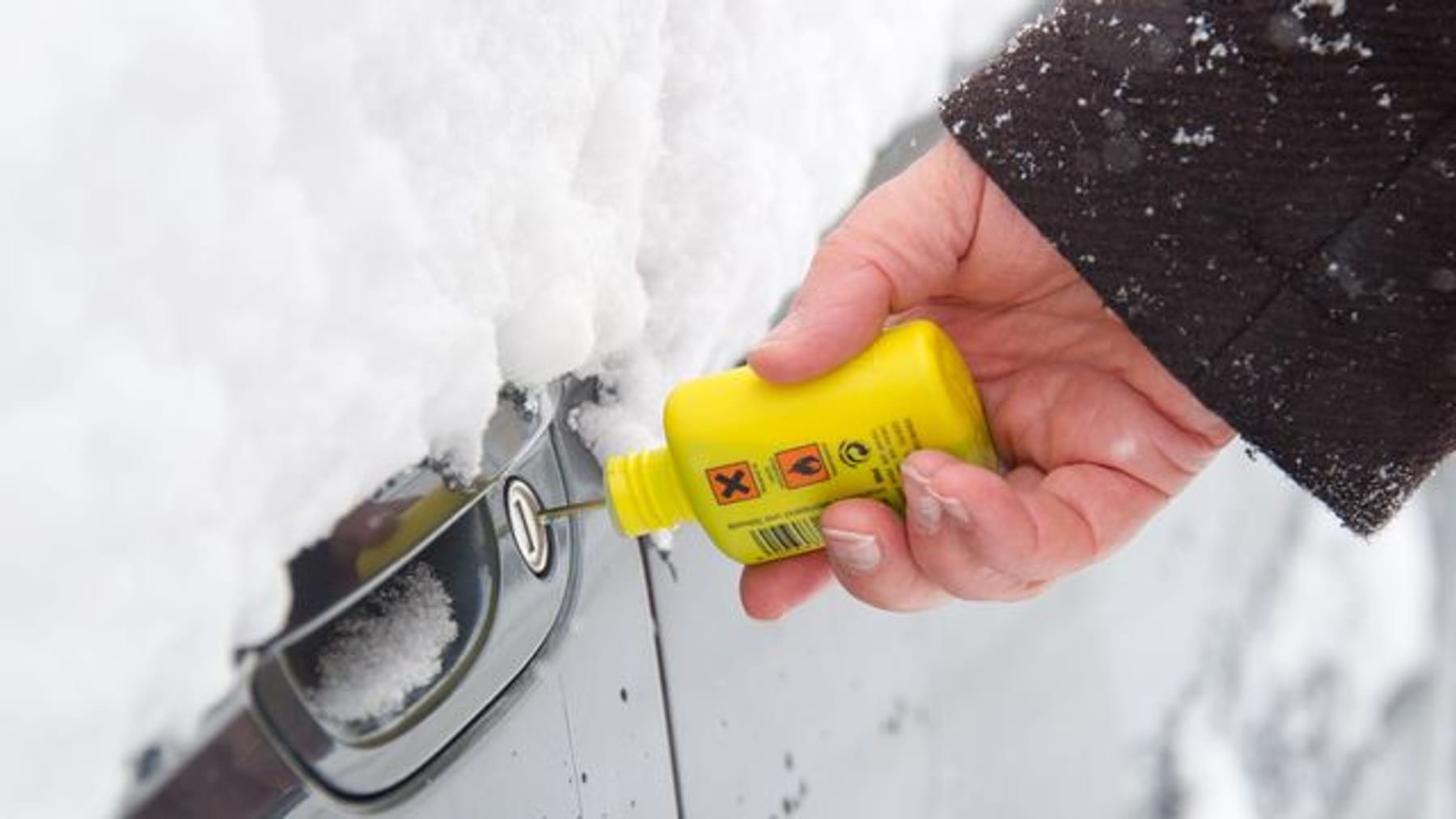 Enteiserspray oder warmes Wasser? Das hilft bei einer zugefrorenen Autotür?