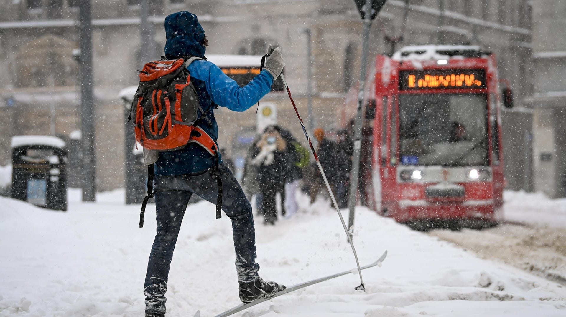 Ein Mann auf Skiern in Innenstadt von Halle an der Saale: Die extremen Wetterbedingungen sorgen für ungewohnte Szenen auf Deutschlands Straßen. Ein Mann auf Skiern in Innenstadt von Halle an der Saale: Die extremen Wetterbedingungen sorgen für ungewohnte Szenen auf Deutschlands Straßen.