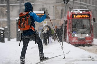 Ein Mann auf Skiern in Innenstadt von Halle an der Saale: Die extremen Wetterbedingungen sorgen für ungewohnte Szenen auf Deutschlands Straßen.