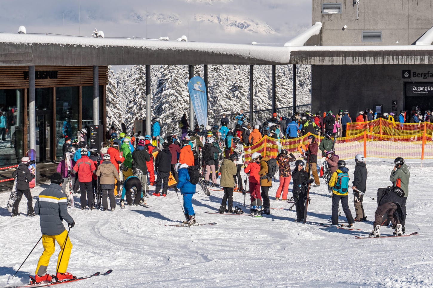 Liftschlange vor dem Zugang zur Bergbahn nahe Innsbruck in Tirol: Österreich hat nun eine Reisewarnung für das eigene Bundesland ausgesprochen.