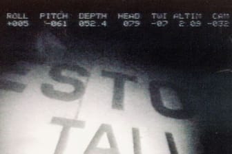 Ein Videostandbild zeigt den Schriftzug der 1994 gesunkenen Ostsee-Fähre "Estonia", die vor der Südküste Finnlands liegt.