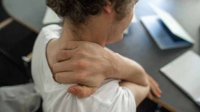 Wer viel am Schreibtisch sitzt, hat oft mit Nackenverspannungen zu kämpfen. Wer viel am Schreibtisch sitzt, hat oft mit Nackenverspannungen zu kämpfen.
