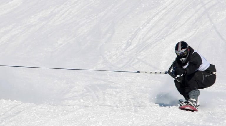 Ein Snowboarder wird hinter einem Jetski hergezogen: Ein Mann hat den Marktplatz in Leipzig zur Snowboard-Strecke umfunktioniert.